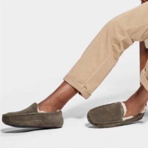 Ugg Men’s Suede Ascot Green Shearling Interior Slipon Loafers Slippers Size 11